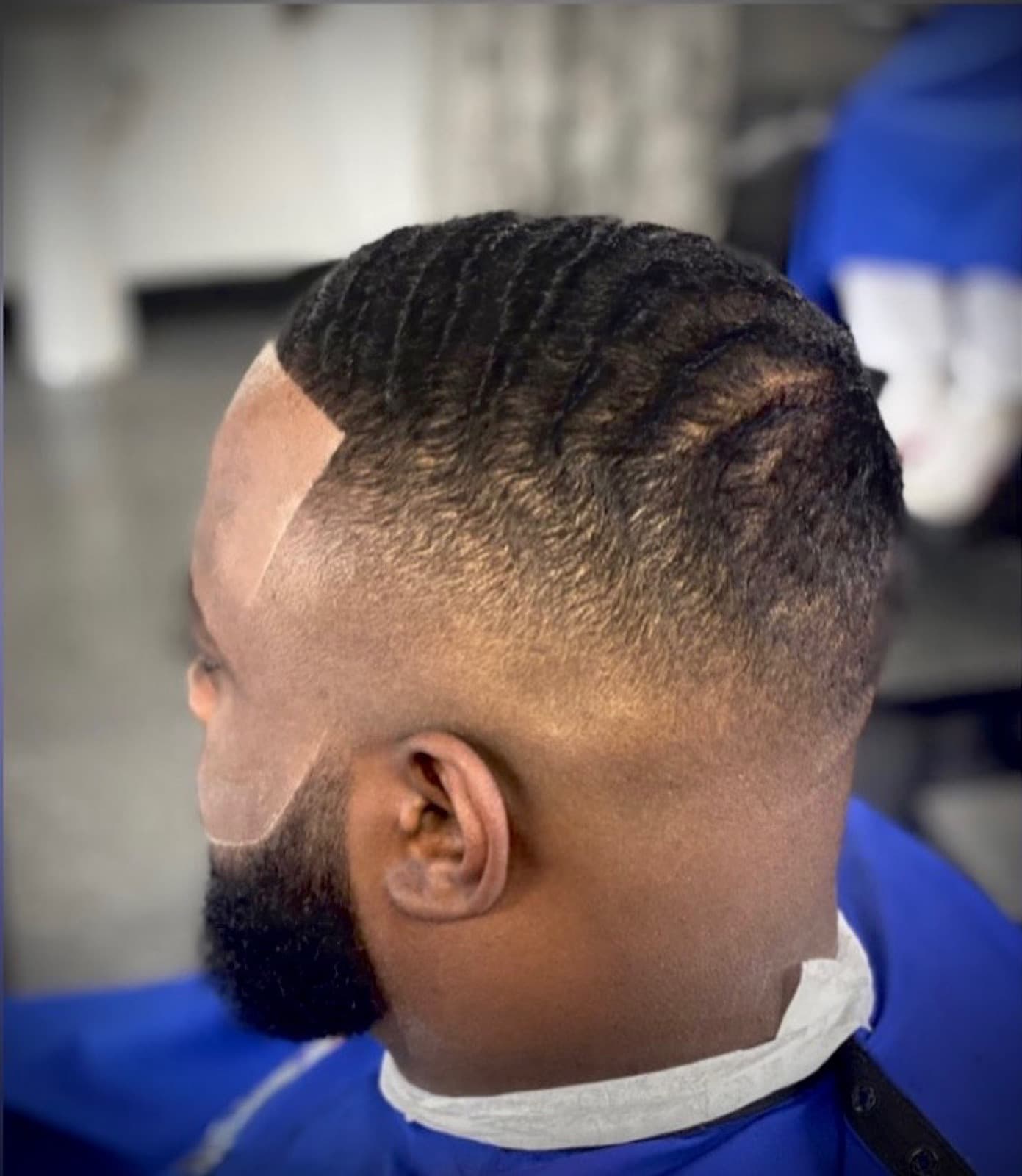 Waves with sharp lineup and faded beard